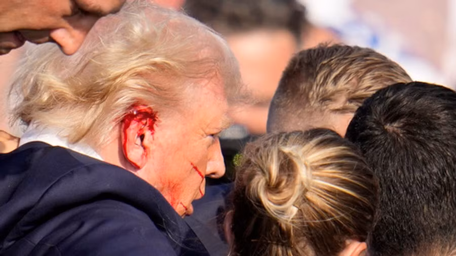 Ông Donald Trump bị thương ở vùng tai phải. Nguồn: AP