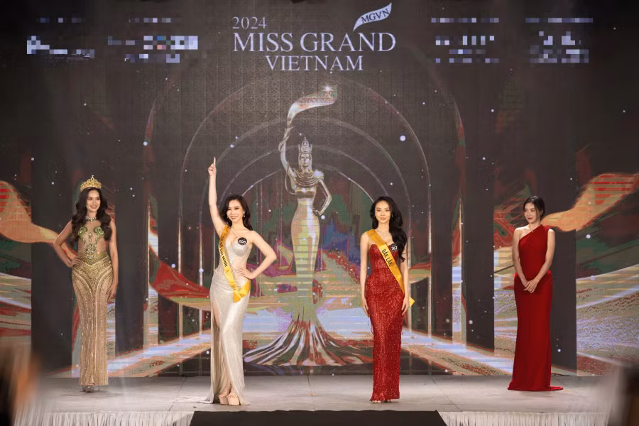 Hoa hậu Lê Hoàng Phương và bà Phạm Kim Dung trực tiếp trao sash cho các thí sinh đến từ khắp mọi miền đất nước