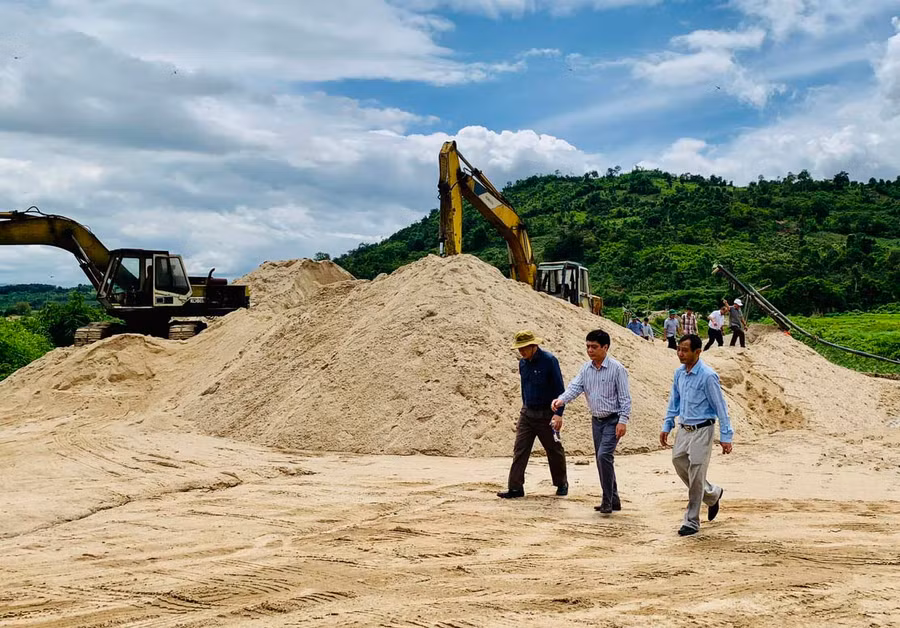 Đoàn công tác của Thường trực HĐND tỉnh tiến hành giám sát thực địa tại một điểm khai thác cát xây dựng trên địa bàn huyện Chư Păh. Ảnh: LÊ NAM