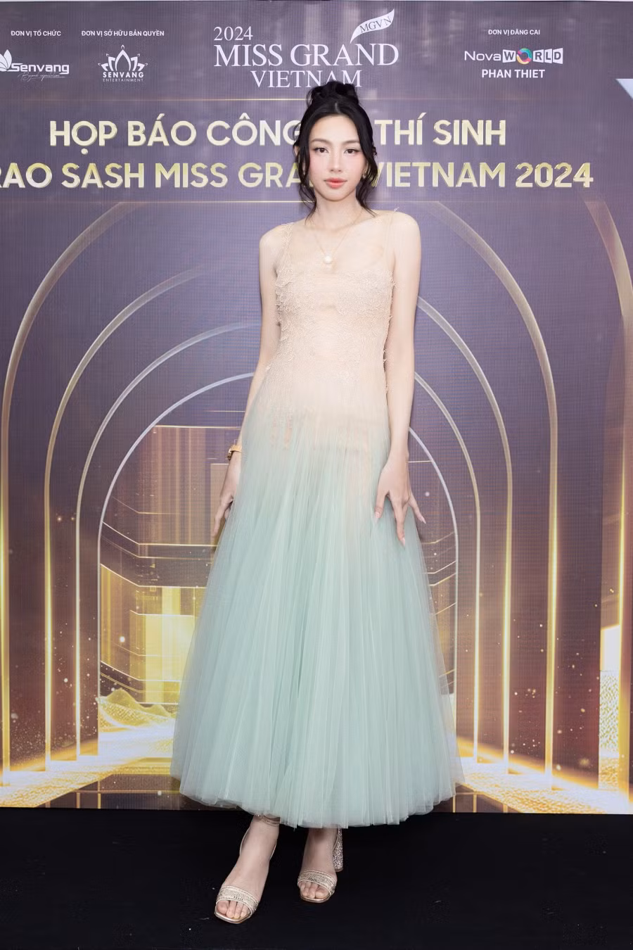 Hoa hậu Thùy Tiên diện váy hai dây bồng bềnh, khoe nhan sắc quyến rũ