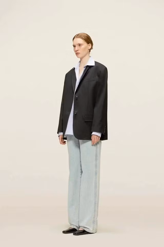 Blazer đen luôn là món đồ lý tưởng để tạo ra các bản phối nhiều lớp hoàn hảo. Có thể mặc nó với quần jeans ống rộng, skinny hay baggy đều có thể tạo nên dáng vẻ trẻ trung, năng động hết nấc. Được xem là món đồ cơ bản của mùa thu đông và là chìa khóa phù hợp cho mọi loại thời tiết giao mùa, blazer đen làm nên vẻ ngoài đa dạng đến vô tận
