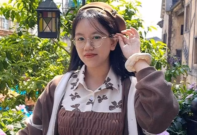 Nữ sinh này có niềm đam mê và yêu thích môn sinh Nữ sinh này có niềm đam mê và yêu thích môn sinh
