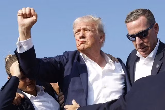 Cựu Tổng thống Trump được sơ tán với vết máu trên mặt