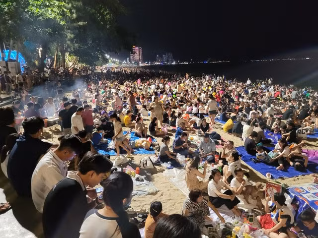 Du khách và người dân Nha Trang ngóng chờ đêm khai mạc Lễ hội Vịnh Ánh sáng quốc tế Nha Trang 2024