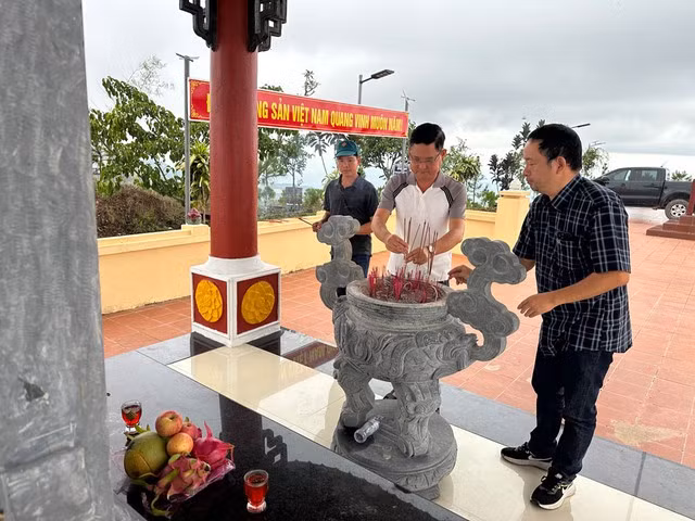 Cán bộ, người dân địa phương vẫn thường xuyên đến thắp hương ở Nhà bia Tưởng niệm Sạc Ly 1015