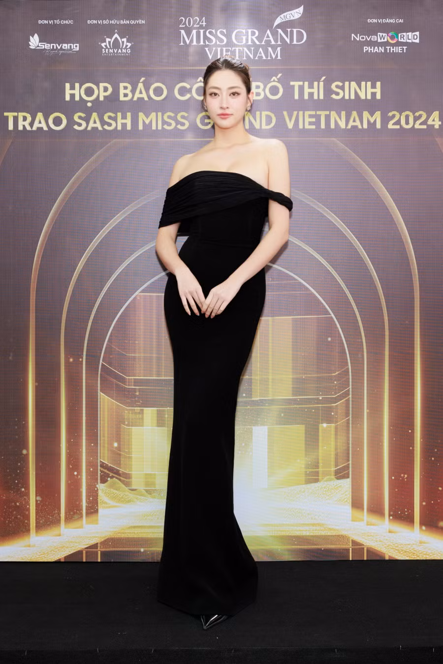 Lương Thùy Linh chọn đầm trễ vai, thiết kế bó sát tôn đường cong, đảm nhận vai trò dẫn dắt sự kiện