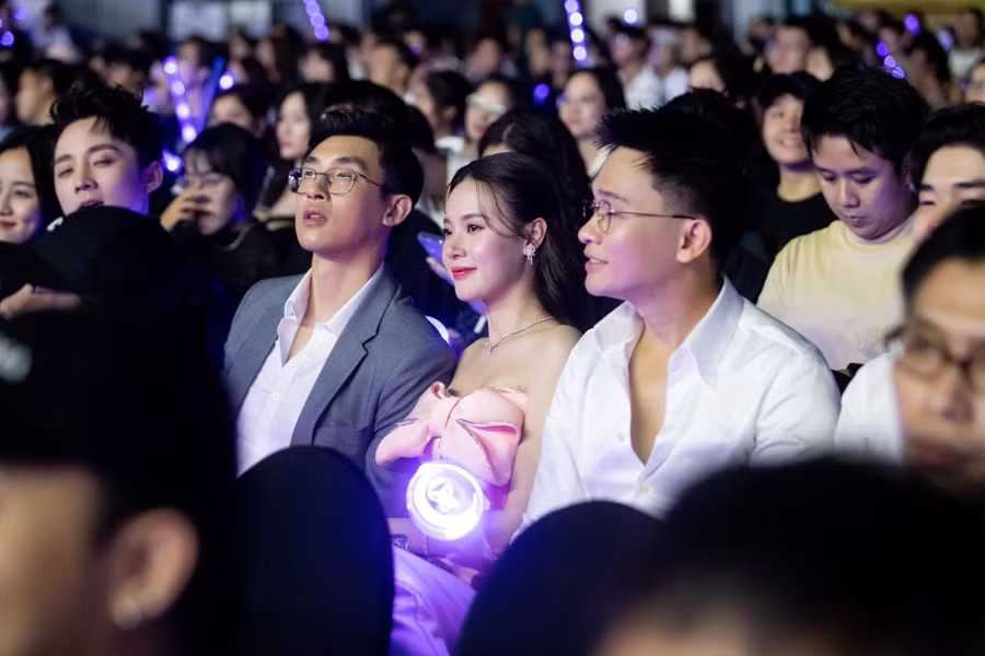 Vợ chồng Midu - Minh Đạt thu hút sự chú ý khi tham gia live concert tối 13/7. Tại đám cưới của nữ diễn viên hồi cuối tháng 6, Trung Quân Idol có mặt, ở lại đến cuối chương trình để góp vui cùng cô dâu hào môn. Vợ chồng Midu - Minh Đạt thu hút sự chú ý khi tham gia live concert tối 13/7. Tại đám cưới của nữ diễn viên hồi cuối tháng 6, Trung Quân Idol có mặt, ở lại đến cuối chương trình để góp vui cùng cô dâu hào môn.