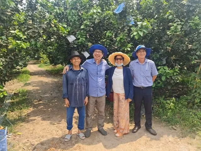 TS Liêm (thứ 2 từ trái qua) đã nhận giảng dạy thực nghiệm trên cây trồng cho nhiều lớp do các công ty trong lĩnh vực nông nghiệp tổ chức