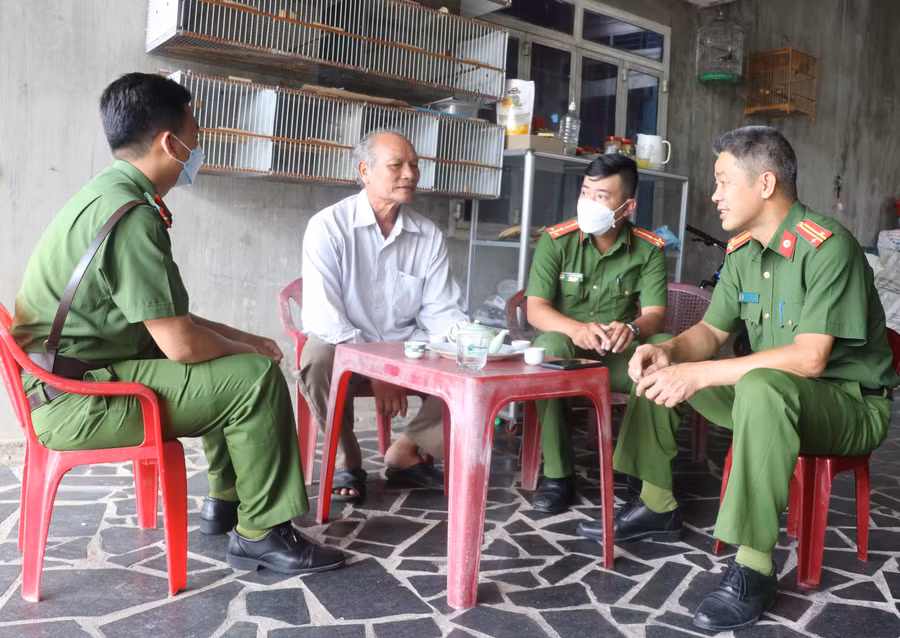 Công an phường An Phú (thị xã An Khê) nắm bắt tình hình an ninh trật tự tại tổ dân phố 6. Ảnh: Ngọc Minh Công an phường An Phú (thị xã An Khê) nắm bắt tình hình an ninh trật tự tại tổ dân phố 6. Ảnh: Ngọc Minh