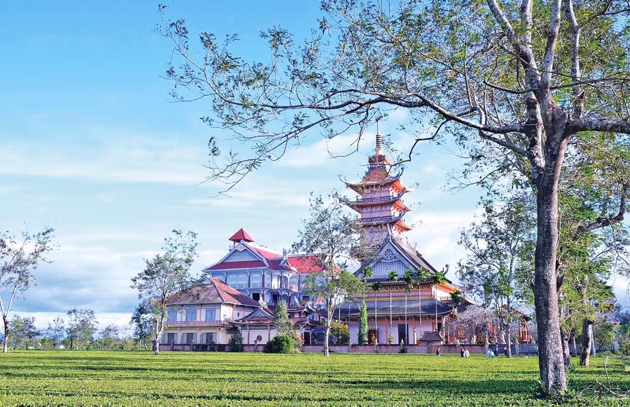 Chùa Bửu Minh (huyện Chư Păh) giữa cánh đồng chè trăm tuổi là một trong những điểm du lịch hấp dẫn của Gia Lai. Ảnh: Hoàng Ngọc Chùa Bửu Minh (huyện Chư Păh) giữa cánh đồng chè trăm tuổi là một trong những điểm du lịch hấp dẫn của Gia Lai. Ảnh: Hoàng Ngọc