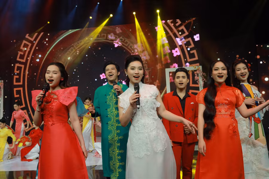 “Nồng nàn vị Tết” là chương trình nghệ thuật đặc biệt chào đón năm mới 2023. Ảnh: Nhà sản xuất cung cấp “Nồng nàn vị Tết” là chương trình nghệ thuật đặc biệt chào đón năm mới 2023. Ảnh: Nhà sản xuất cung cấp