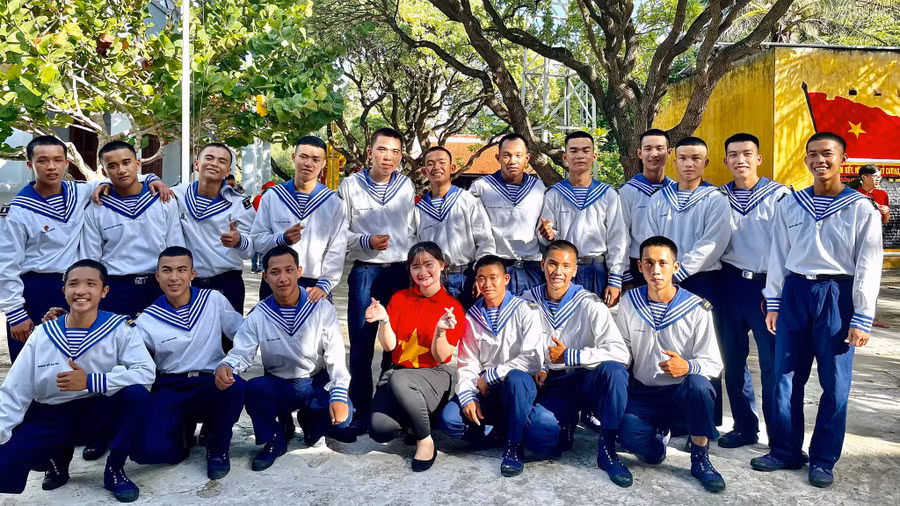 Nữ sinh hoạt động tình nguyện tại Trường Sa và giao lưu với người lính đảo