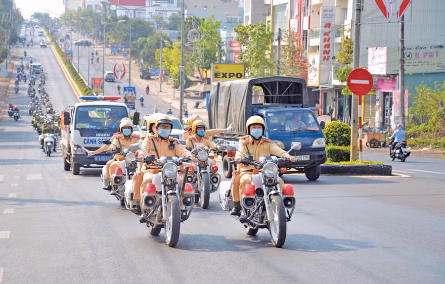 Lực lượng CSGT Công an tỉnh ra quân bảo đảm trật tự an toàn giao thông dịp Tết Nguyên đán 2023. Ảnh: Lê Anh