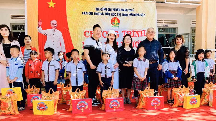 Trao tặng quà Tết cho học sinh có hoàn cảnh khó khăn của Trường Tiểu học thị trấn Kon Dơng số 1 (huyện Mang Yang). Ảnh: Kỳ Anh