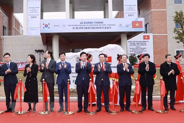Chủ tịch Quốc hội Vương Đình Huệ và Chủ tịch Quốc hội Hàn Quốc Kim Jin-pyo với đại biểu cắt băng khánh thành. Ảnh: Doãn Tấn/TTXVN