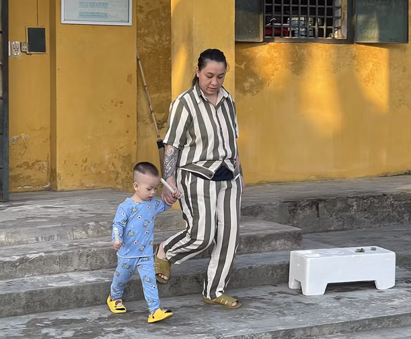Phạm nhân Andrea Drova hài lòng khi con mình được chăm sóc đầy đủ, chu đáo