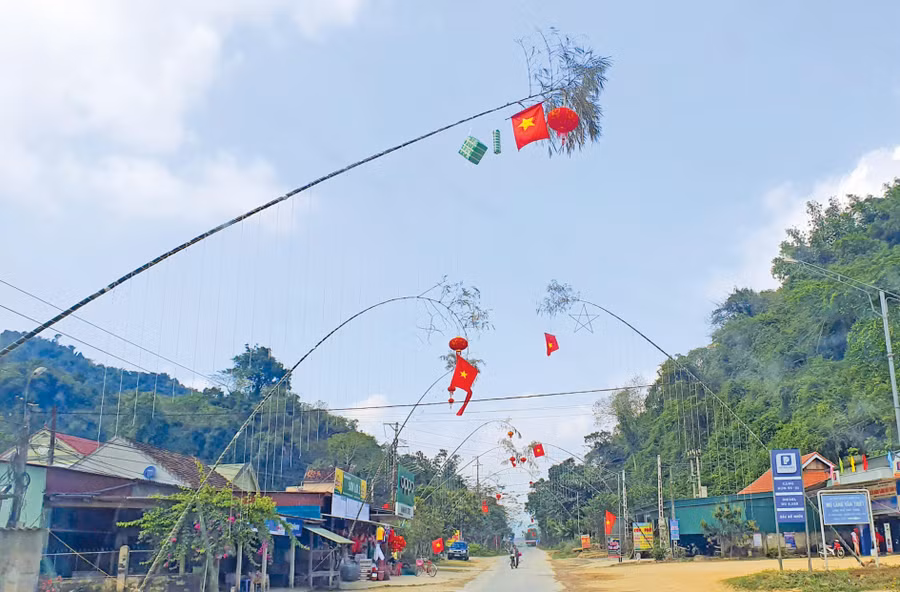 Cây nêu là biểu trưng cho sự may mắn, bình an đến với mọi người, mọi nhà trong năm mới. Ảnh: Hoài Ân Viên