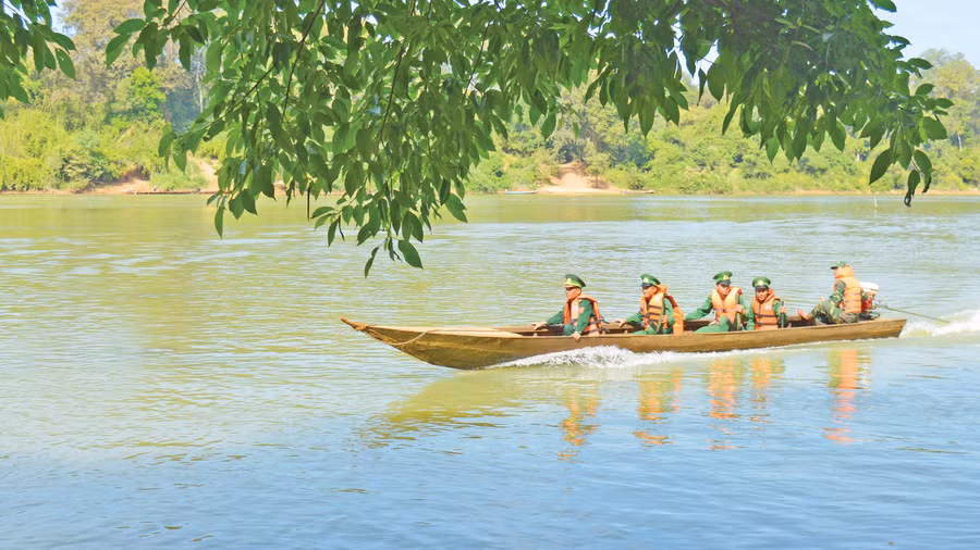 Cán bộ, chiến sĩ Biên phòng tuần tra bảo vệ biên giới. Ảnh: Phương Dung