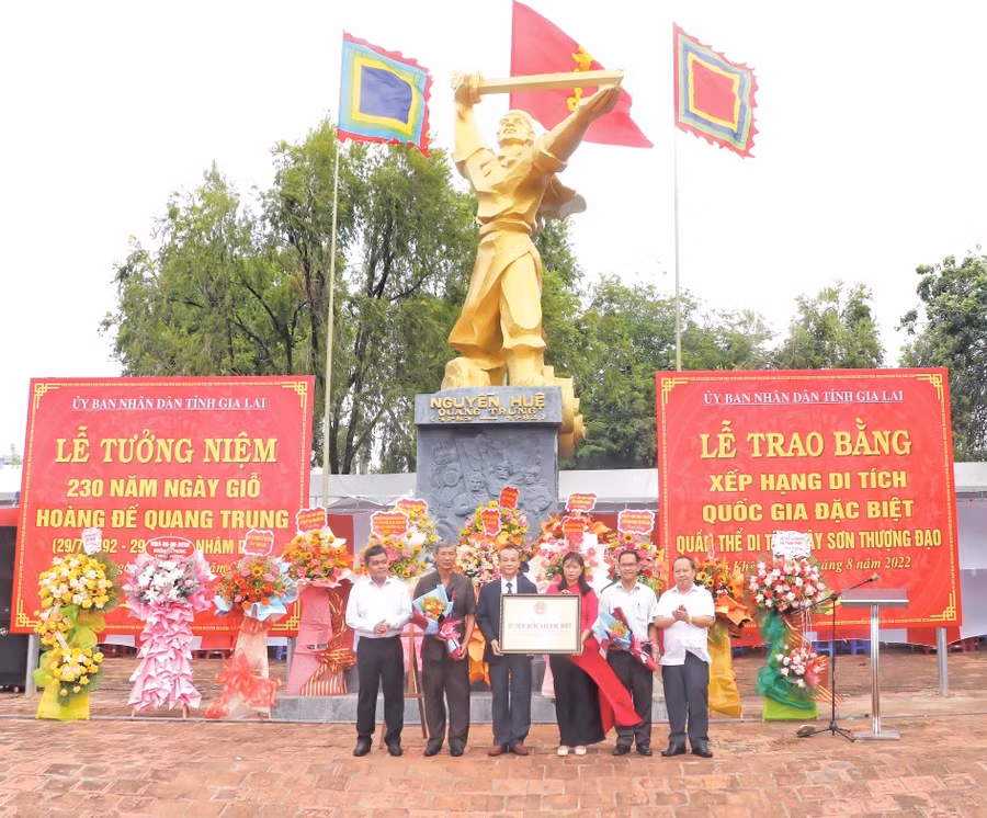Các đồng chí lãnh đạo tỉnh trao bằng xếp hạng di tích quốc gia đặc biệt đối với Quần thể di tích Tây Sơn Thượng đạo cho các huyện: Đak Pơ, Kbang, Kông Chro và thị xã An Khê. Ảnh: Ngọc Minh