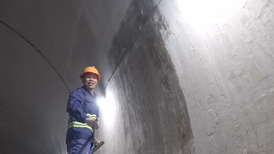 Một công nhân đang thi công trong đường hầm xuyên núi