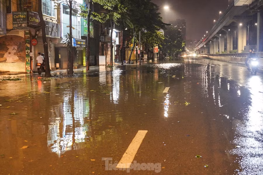 Nước lênh láng trên đường Nguyễn Trãi.