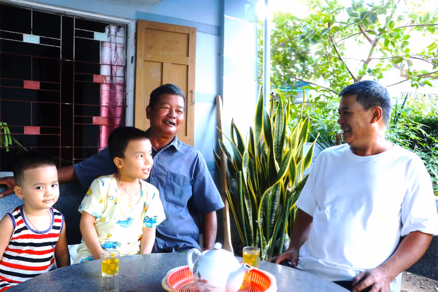 Ông Nguyễn Phúc Chánh (bên trái, tổ 4, phường Tây Sơn, thị xã An Khê) hàn huyên chuyện đánh bắt cá ở sông Ba trước đây. Ảnh: Ngọc Minh