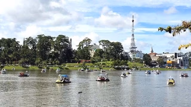 Du khách tham quan hồ Xuân Hương Đà Lạt