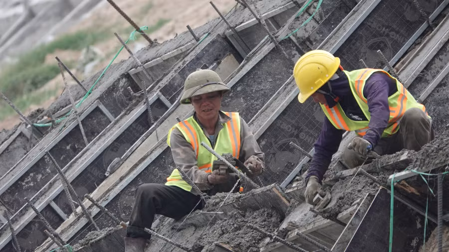 Dù nhiều người lao động được nghỉ trong dịp lễ 2.9, nhưng những công nhân này vẫn khẩn trương làm việc dưới trời nắng