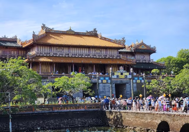 Du khách vào tham quan Đại nội Huế vào ngày lễ Quốc khánh 2-9. Ảnh: Huy Tùng