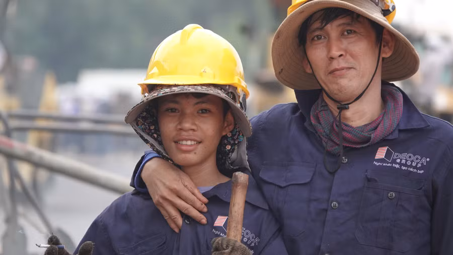 Dù lao động vất vả nhưng những công nhân này vẫn toát lên tinh thần lạc quan...