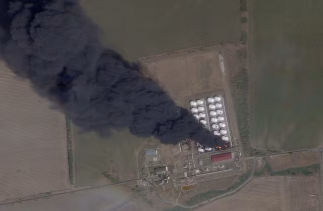 Một kho dầu bốc cháy ở vùng Rostov - Nga vào ngày 28-8 trong bối cảnh xung đột Nga-Ukraine tiếp diễn. Ảnh: Reuters