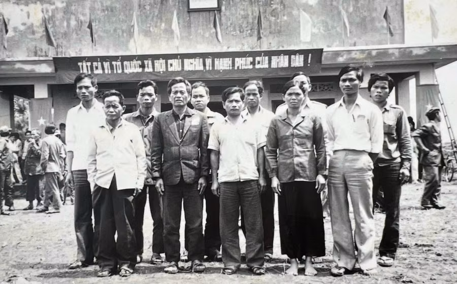 Tác giả (thứ nhất, hàng đầu từ phải sang) chụp ảnh chung với Đoàn đại biểu xã B13 (xã Ia Krái ngày nay) tại Đại hội Đảng bộ huyện Ia Grai lần thứ 10-năm 1986. Ảnh: Đ.M.P