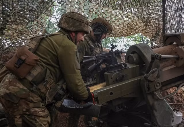 Lính Ukraine khai hỏa ở Donetsk. Ảnh: Reuters