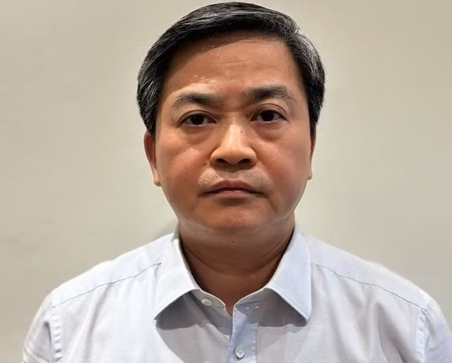 Cựu Bí thư Tỉnh ủy Bến Tre Lê Đức Thọ bị cáo buộc nhận hối lộ hàng chục tỉ đồng. Trước đó, Ủy ban Kiểm tra Trung ương kết luận ông Thọ vi phạm nghiêm trọng quy định của Đảng, pháp luật của Nhà nước; giải trình nguồn gốc và biến động tài sản không trung thực. Ảnh: Bộ Công an