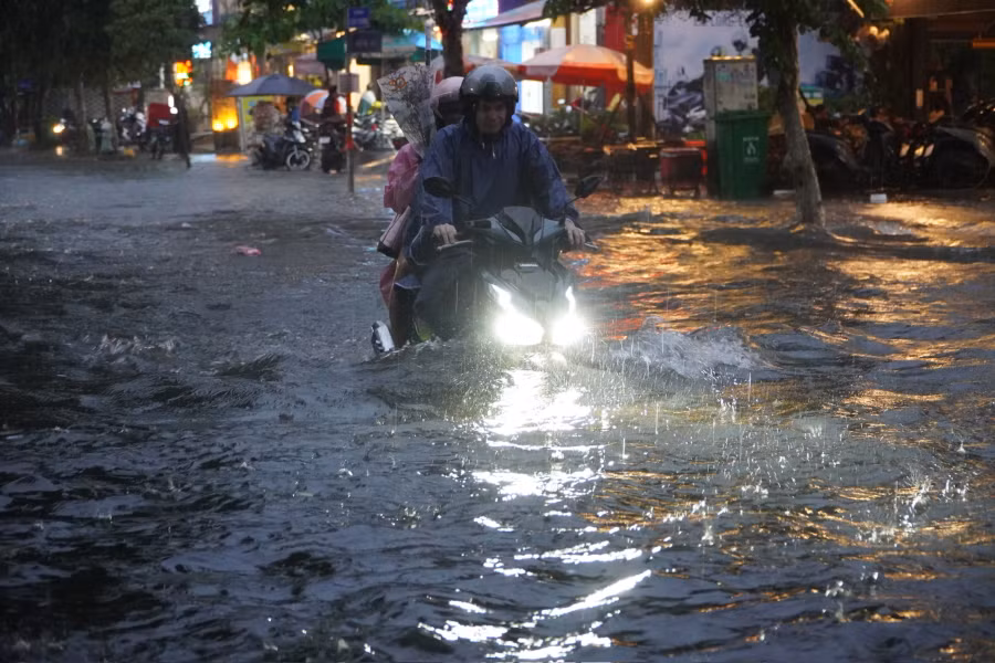 Tại khu vực đường Quốc Hương, Thảo Điền, Tống Hữu Định... đến khoảng 18 giờ, nước ngập tới đầu gối.