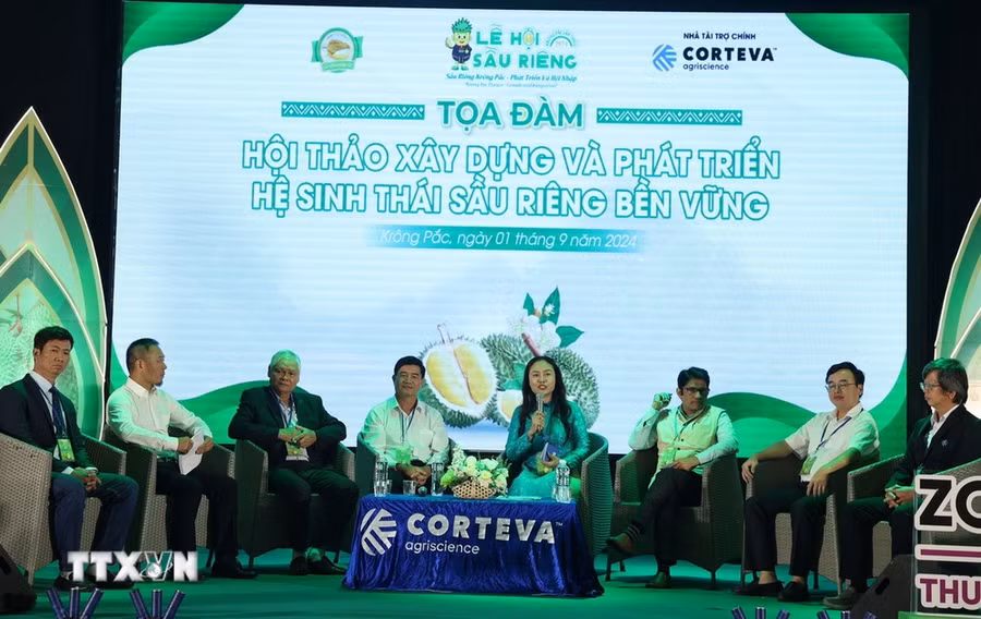 Tọa đàm và giải đáp thắc mắc cùng các diễn giả về giải pháp phát triển Hệ sinh thái sầu riêng bền vững. (Ảnh: Tuấn Anh/TTXVN) Tọa đàm và giải đáp thắc mắc cùng các diễn giả về giải pháp phát triển Hệ sinh thái sầu riêng bền vững. (Ảnh: Tuấn Anh/TTXVN)