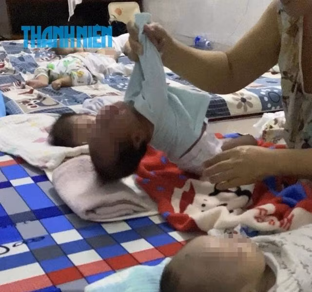 Theo các bác sĩ, việc bế trẻ sơ sinh không đúng cách sẽ gây chấn thương xương cổ, khớp vai và xương sống của trẻ