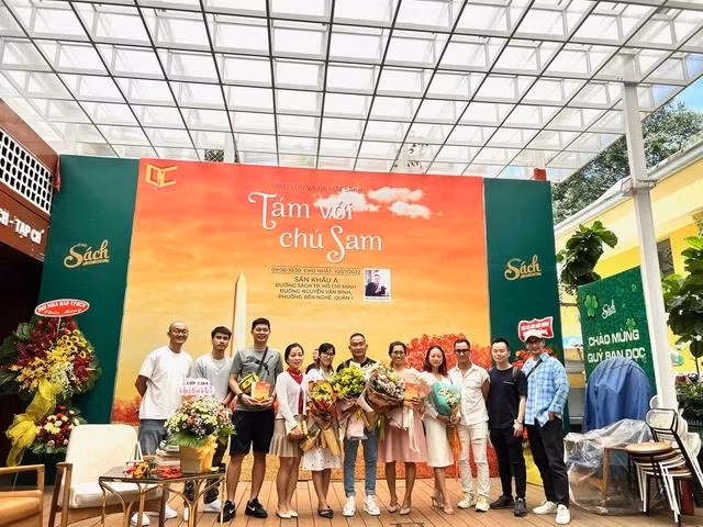 Tác giả với bạn bè và độc giả trong các buổi ra mắt sách ở TP.HCM