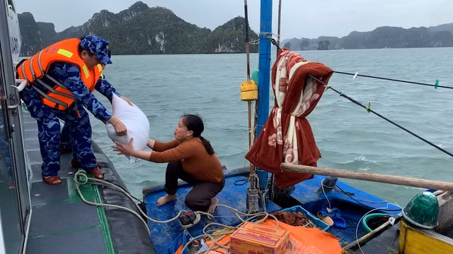 Cảnh sát biển Việt Nam hỗ trợ cung cấp lương thực cho ngư dân
