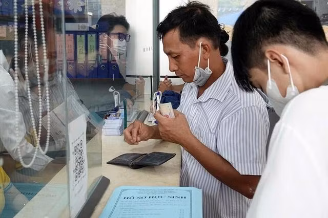 Phụ huynh đóng học phí làm thủ tục nhập học cho con trúng tuyển ĐH năm nay
