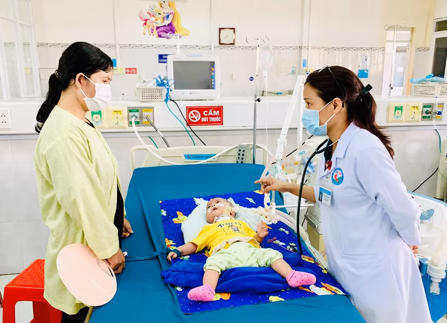 Bác sĩ Từ Thị Mai Linh động viên chị Siu Bếp (làng O Grưng, xã Ia ko, huyện Chư Sê) có con nằm điều trị lâu dài và là một trong những trường hợp được hỗ trợ tại Bệnh viện Nhi Gia Lai. Ảnh: Như Nguyện