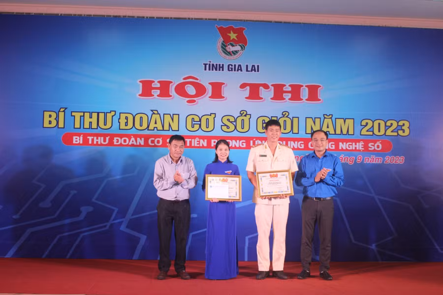 Ban tổ chức trao giải nhì cho các thí sinh. Ảnh: M.N