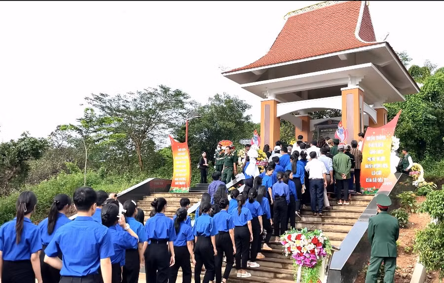 Thế hệ trẻ huyện Ia Grai thành kính dâng hương, dâng hoa tại Di tích lịch sử Chiến thắng Chư Nghé. Ảnh: Lam Nguyên
