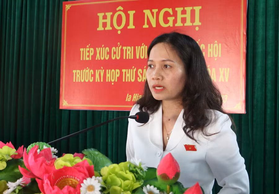 Phó Trưởng đoàn chuyên trách Đoàn đại biểu Quốc hội tỉnh Siu Hương phát biểu tại buổi tiếp xúc cử tri. Ảnh: Q.T Phó Trưởng đoàn chuyên trách Đoàn đại biểu Quốc hội tỉnh Siu Hương phát biểu tại buổi tiếp xúc cử tri. Ảnh: Q.T