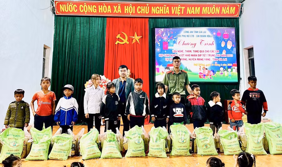 Đoàn công tác tặng quà Trung thu cho các em học sinh nghèo, học giỏi xã Đak Djrăng. Ảnh: Thúy Trinh