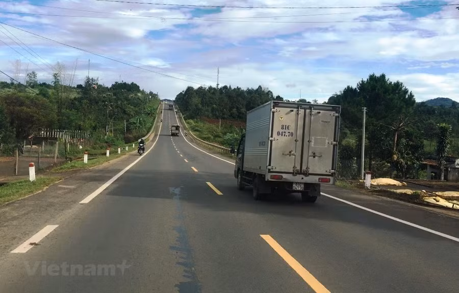 Phương tiện lưu thông trên đoạn đường Hồ Chí Minh qua địa bàn tỉnh Kon Tum. (Ảnh: Việt Hùng/Vietnam+)