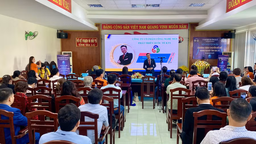 Sở Kế hoạch và Đầu tư phối hợp với Công ty cổ phần Công nghệ mới phát triển quốc tế KTS Việt Nam phổ biến tư duy chuyển đổi số giúp giảm chi phí và tăng doanh thu cho doanh nghiệp. Ảnh: Hà Duy