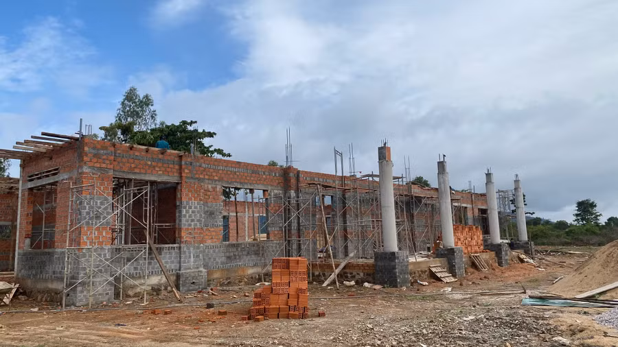 Đơn vị thi công đang tập trung nhân lực, vật liệu thi công công trình Nhà văn hóa thị trấn Ia Ly. Ảnh: Sơn Ca