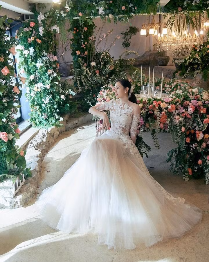 Bức ảnh cưới nhận được 1 triệu lượt thích sau vài giờ nữ chính "Hạ cánh nơi anh" đăng tải.