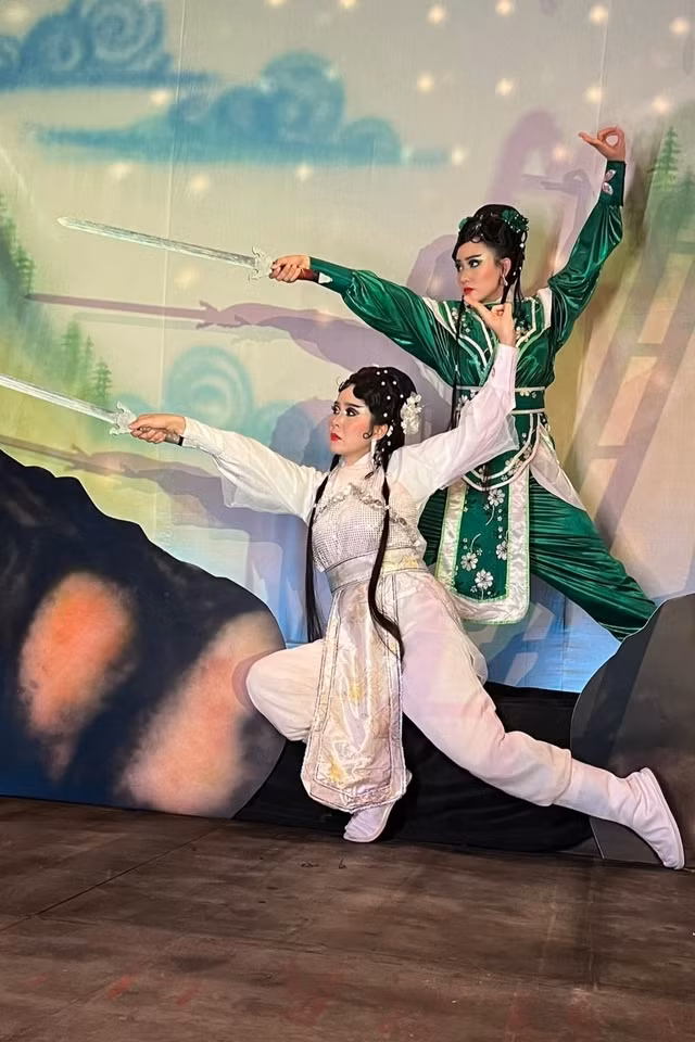 Nghệ sĩ Lê Phương và bạn diễn trong phim "Sáng đèn"